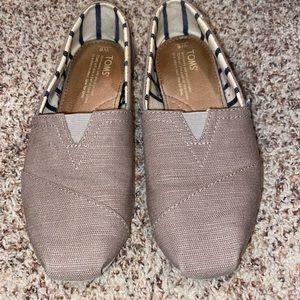TOMS SIZE 6